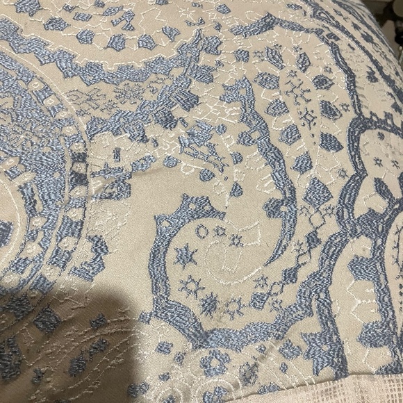 MARTHA STEWART COLLECTION QUEEN COMFORTER, TWO SHAMS & ONE BOLSTER - Picture 5 of 6